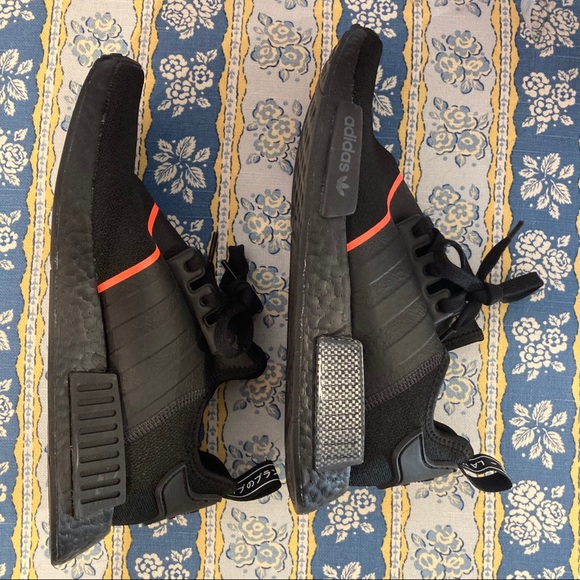 nmd r1 core black solar red line